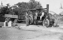 Hungary, Dombóvár, a gőzfürdő működtetéséhez szenet szállító Gőzlokomobil (Hofherr-Schrantz-Clayton-Shuttleworth), háttérben a református templom., 1944, Erky-Nagy Tibor, transport, vehicle, Steam-engine, H.S.C.S-brand, traction engine, Fortepan #14010