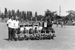 Magyarország, Budapest IX., az FTC egyik ificsapata, bal szélen az edző, Dalnoki Jenő, jobb szélen fekete kapusmezben Déri János, a későbbi riporter. A felvétel az FTC stadion melletti edzőpályán készült, a jegenyesor mögött a Nagyvárad téri református templom tornya látszik., 1966, Németh Tamás, futballcsapat, Budapest, guggolás, karba tett kéz, Fortepan #140133