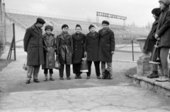 Magyarország, Margitsziget, Budapest, Úttörő sporttelep / Úttörő stadion (később Margitszigeti Atlétikai Centrum)., 1961, Németh Tamás, bőrkabát, stadion, Fortepan #140136