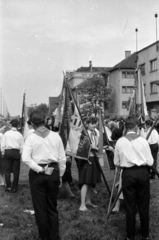 Magyarország, Budapest XIV., Hungária körút, jobbra a 141. számú ház., 1960, Németh Tamás, úttörő, zászló, május 1, címer, Budapest, Fortepan #140160