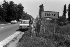 Magyarország,Balaton, Siófok, 7-es főút a város határában., 1980, Németh Tamás, Lada-márka, Wartburg-márka, automobil, rendszám, helységnév tábla, Fortepan #140169