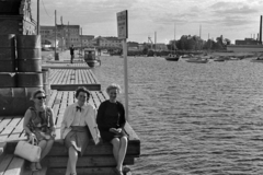 Finland, Oulu, öböl part a városközpontban Kuusiluoto városrész felé nézve, jobbra a Kiikeli sziget., 1965, Németh Tamás, cross-legged sitting, Fortepan #140172