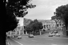 Italy, Rome, Via di San Gregorio, balra a Piazza del Arco di Costantino és Constantinus császár diadalíve, jobbra a Via Celio Vibenna, szemben a Colosseum., 1969, Németh Tamás, triumphal arch, amphitheater, Fortepan #140197