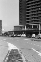 Hollandia, Delft, a Minervaweg–Jakob van Lenneppad sarok a Delflandplein felöl nézve., 1970, Németh Tamás, Renault 4, Wartburg 353, Raiffeisen-márka, kerékpár, Volkswagen Bogár, Fortepan #140208