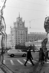 Oroszország, Moszkva, Szadovaja-Triumfalnaja utca a Bolsaja Szadovaja utca felé nézve, a Tverszkaja (ekkor Gorkij) utca kereszteződésénél., 1970, Németh Tamás, Szovjetunió, szálloda, szocreál, cirill írás, Dimiirij Csecsulin-terv, Fortepan #140232