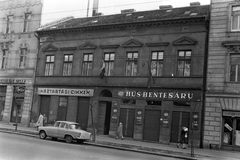 Magyarország, Budapest VIII., a Baross utca 107. számú háza a Szigetvári utca - Kemény Zsigmond utca (mára az utcanév megszűnt) között., 1964, Németh Tamás, hentesüzlet, bank, háztartási bolt, OTP, Budapest, Fortepan #140234