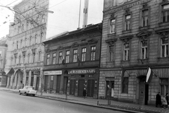 Magyarország, Budapest VIII., a Baross utca 109-105 számú házsora a Szigetvári utca - Kemény Zsigmond utca (mára az utcanév megszűnt) között., 1964, Németh Tamás, hentesüzlet, bank, háztartási bolt, OTP, Budapest, Fortepan #140236