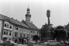 Magyarország, Sopron, Fő (Beloiannisz) tér, balra a Fabricius-ház, a Tábornok-ház és a Storno-ház. Jobbra a Szentháromság-szobor mögött a Városháza, háttérben a Tűztorony., 1963, Németh Tamás, szentháromság szobor, Fortepan #140257