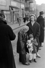 Hungary, Budapest XII., Alkotás utca, balra az 1/a, háttérben jobbra a Magyar Jakobinusok tere., 1959, Németh Tamás, toy doll, beret, leather jacket, Budapest, Fortepan #140264