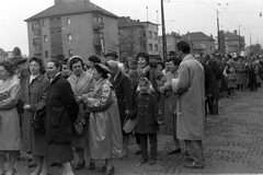 Hungary, Budapest XIV., Hungária körút az Ajtósi Dürer sor felől a Thököly út felé nézve. Május 1-i felvonulók., 1959, Németh Tamás, 1st of May parade, Budapest, Fortepan #140285