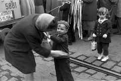 Magyarország, Budapest XIV., Thököly út, május 1-i felvonulók., 1959, Németh Tamás, május 1, viszonylattábla, májusfa, pályaszám, Budapest, Fortepan #140287