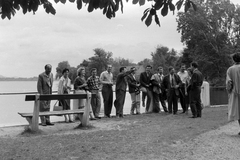 Hungary, Tata, Öreg-tó., 1959, Németh Tamás, bench, sitting on a handrail, point a finger, Fortepan #140292