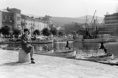 Horvátország, Adria, Crikvenica, kikötői móló, balra a háttérben a Trg Stjepana Radića., 1963, Németh Tamás, Jugoszlávia, ül, kikötőbak, karba tett kéz, Fortepan #140303