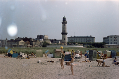 Németország, Warnemünde, Rostock, strand és a régi világítótorony., 1963, Németh Tamás, strand, színes, NDK, világítótorony, szélfogó fülke, Karl Friedrich Kerner-terv, Fortepan #140307