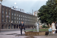 Németország, Rostock, Lange Strasse., 1963, Németh Tamás, színes, szökőkút, egy lábon állni, Fortepan #140314