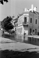 Magyarország, Kőszeg, Fő (Köztársaság) tér, balra a Várkör, jobbra a Városház utca., 1963, Németh Tamás, erkély, tartálykocsi, Fortepan #140345