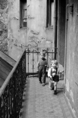 1959, Németh Tamás, courtyard balcony, bucket, Fortepan #140358