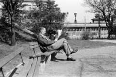 Magyarország, Budapest I., Lánchíd utca, park a Széchenyi Lánchíd budai hídfőjénél., 1963, Németh Tamás, újság, pad, Budapest, átvetett láb, Fortepan #140367