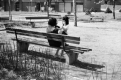 Magyarország, Budapest I., park a Széchenyi Lánchíd budai hídfőjénél, háttérben a Lánchíd utca 5. számú ház., 1963, Németh Tamás, játék baba, pad, Budapest, Fortepan #140369