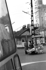 Magyarország, Budapest XII.,Budapest II., Széll Kálmán (Moszkva) tér, szemben a Várfok utca és a Postapalota., 1961, Németh Tamás, fagylalt, hirdetőoszlop, újságárus, Budapest, Fortepan #140374