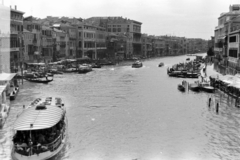 Italy, Venice, Canal Grande, jobbra a Riva del Vin a Rialto hídról nézve., 1969, Németh Tamás, motorboat, rowing boat, canal, Fortepan #140376