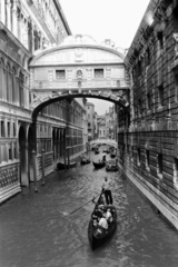 Italy, Venice, balra a Dózse palota, jobbra a Börtönépület és a kettőt összekötő Sóhajok hídja (Ponte dei Sospiri) a Riva degli Schiavoni felől nézve., 1969, Németh Tamás, rowing boat, canal, covered bridge, Antonio Contin-design, Fortepan #140378