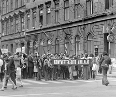 Magyarország, Budapest VII., Wesselényi utca - Rottenbiller utca sarok., 1973, Fortepan, cégtábla, felvonulás, május 1, Budapest, Fortepan #1404