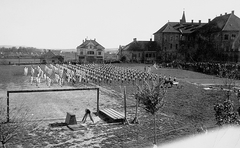 Magyarország, Dombóvár, a gimnázium udvara (sportpálya) és épülete, szemben a Mária-lak., 1934, Erky-Nagy Tibor, zászló, ünnepség, gimnázium, sportpálya, tornaszer, Fortepan #14043