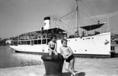 Horvátország,Adria, Dubrovnik, kikötő, a Jadrolinija hajótársaság Ston (korábban Naš) nevű gőzhajója., 1960, Morvay Kinga, gőzhajó, ül, kikötőbak, könyökölni, Fortepan #140432