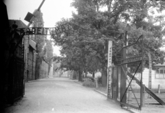 Lengyelország, Oświęcim, auschwitzi I. koncentrációs tábor kapuja., 1958, Morvay Kinga, kapu, kerítés, koncentrációs tábor, német szöveg, Fortepan #140438