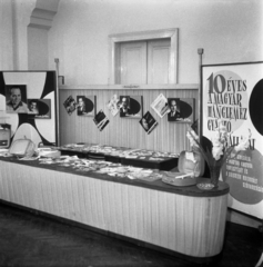 Hungary, Jászberény, kiállítás a Déryné Kultúrház dísztermében (később Déryné Rendezvényház)., 1959, Morvay Kinga, conductor, opera singer, singer, vinyl manufacturing, György Melis-portrayal, János Ferencsik-portrayal, János Fodor-portrayal, György Korda-portrayal, Fortepan #140526