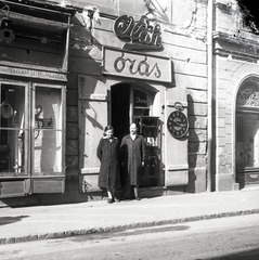 Hungary, Győr, Király (Alkotmány) utca 17., Oláh Imre órásmester és lánya a bolt előtt., 1965, Morvay Kinga, sign-board, Fortepan #140535