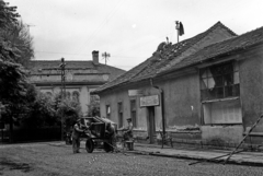 Hungary, Jászberény, a Táncsics Mihály utca 11. bontása a Bercsényi út felé nézve., 1959, Morvay Kinga, sitting on the roof, Fortepan #140544