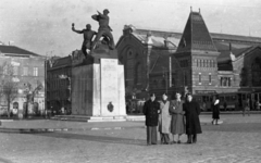 Hungary, Budapest V., Fővám tér, 1. honvéd és népfölkelő gyalogezred emlékműve (Siklódy Lőrinc, 1938.). Háttérben a Központi Vásárcsarnok., 1942, Morvay Kinga, Budapest, Fortepan #140549