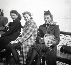 Hungary,Lake Balaton, a felvétel a Csongor motoros személyhajó fedélzetén készült., 1943, Morvay Kinga, three people, coat, girls, camera, Fortepan #140562