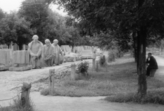 Magyarország, Dombóvár, Hunyadi tér. Az 1952-ig a budapesti Kossuth Lajos téren álló Kossuth emlékmű (Horvay János, 1927.) szoborcsoportjának kőalakjai., 1962, Erky-Nagy Tibor, szobor, Fortepan #14057