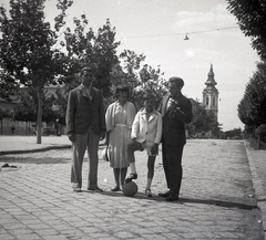 Magyarország, Jászberény, Lehel vezér (Apponyi) tér, háttérben a Nagyboldogasszony-templom., 1936, Morvay Kinga, láb a labdán, Fortepan #140583