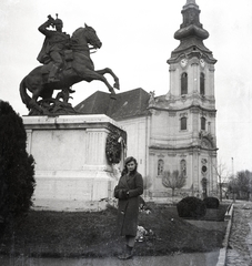 Magyarország, Jászberény, Lehel vezér (Apponyi Albert) tér, a Jász huszárok első világháborús emlékműve (Pongrácz Szigfrid, 1926.), mögötte a Nagyboldogasszony-templom., 1934, Morvay Kinga, templom, barokk-stílus, lovas szobor, Fortepan #140590