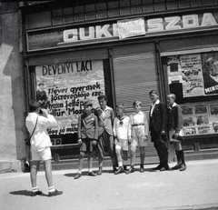 Magyarország, Aszód, Kossuth Lajos utca 29., jobbról a harmadik Dévényi Laci gyerekszínész, későbbi filmrendező, 1936, Morvay Kinga, plakát, fotózás, mozi, redőny, Fortepan #140595