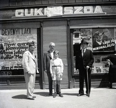 Magyarország, Aszód, Kossuth Lajos utca 29., középen Dévényi Laci gyerekszínész, későbbi filmrendező, 1936, Morvay Kinga, plakát, cukrászda, mozi, sétabot, redőny, Fortepan #140597