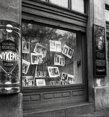 Hungary, Jászberény, Lehel vezér tér 16., az egykori Pannónia szálló épülete. Az Általános Műszerész KTSz. fényképész részlegének kirakata., 1957, Morvay Kinga, picture in picture, hairdresser, Fortepan #140600