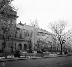 Magyarország, Jászberény, Lehel vezér tér, Szovjet katonai emlékmű (1957.), háttérben az egykori Lehel szálló (később Déryné Rendezvényház)., 1960, Morvay Kinga, emlékmű, Fortepan #140602