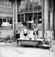 1943, Morvay Kinga, poverty, smile, jesting, kids, bucket, hanging clothes, Fortepan #140611