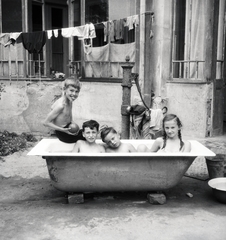 1943, Morvay Kinga, poverty, smile, jesting, kids, bucket, drinking fountain, washbasin, hanging clothes, Fortepan #140612