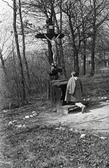 Hungary, Budapest II., Adyliget (Nagykovácsi, Tisza István-liget), feszület és imazsámoly a Szent István király kápolna közelében., 1943, Miklós Lajos, crucifix, Budapest, kneeling, Fortepan #140652