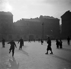 Magyarország, Budapest VIII., Harminckettesek tere, korcsolyapálya az egykori dohányraktár helyén., 1949, Miklós Lajos, korcsolyázás, Budapest, Fortepan #140656