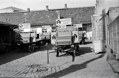 Magyarország, Budapest X., Vaspálya utca 4., Miklós Lajos járműgyártó mester üzemének udvara. Dreher-Haggenmacher Első Magyar Részvényserfőzde Rt.-nek gyártott platós lovaskocsik., 1940, Miklós Lajos, Dreher-márka, Budapest, Haggenmacher-márka, lovaskocsi, Fortepan #140659