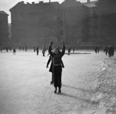 Magyarország, Budapest VIII., Harminckettesek tere, korcsolyapálya az egykori dohányraktár helyén., 1949, Miklós Lajos, korcsolyázás, Budapest, Fortepan #140679