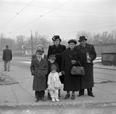 Magyarország, Budapest X., Kápolna tér, háttérben a Csajkovszkij park (ekkor a Dreher villa kertje)., 1950, Miklós Lajos, Budapest, csoportkép, kabát, család, kalap, fényképezőgép, Fortepan #140690