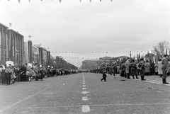 Magyarország, Budapest VI.,Budapest XIV., Dózsa György út, Ötvenhatosok tere (Felvonulási tér), május 1-i felvonulás., 1959, Szent-tamási Mihály, zászló, munkásőr, felvonulás, május 1, vörös csillag, Budapest, Fortepan #14072